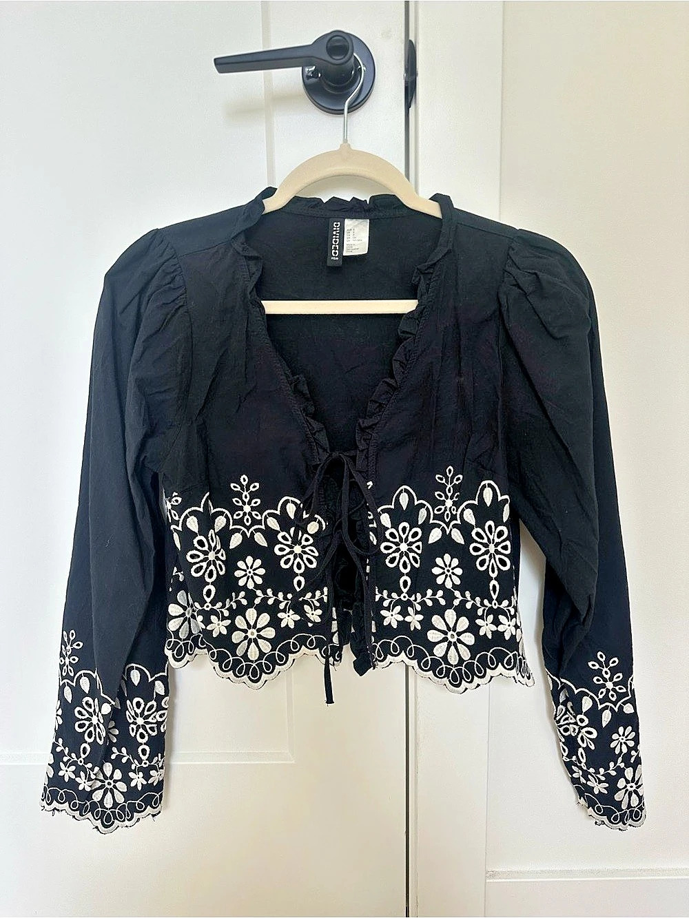 H&M Floral Embroidered Blouse in Black & White - Size Small